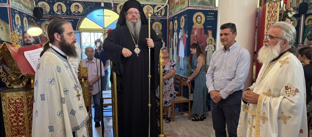 Στο Ιερό Παρεκκλήσιο Αγίου Παντελεήμονος Χαραυγής ο Σεβασμιώτατος.