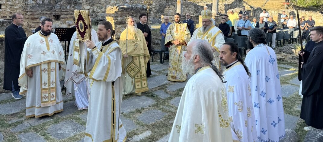 Αρχιερατική Θεία Λειτουργία στη Βασιλική του Αγίου Αχιλλίου Πρεσπών για τα 1.400 χρόνια του Ακαθίστου Ύμνου.