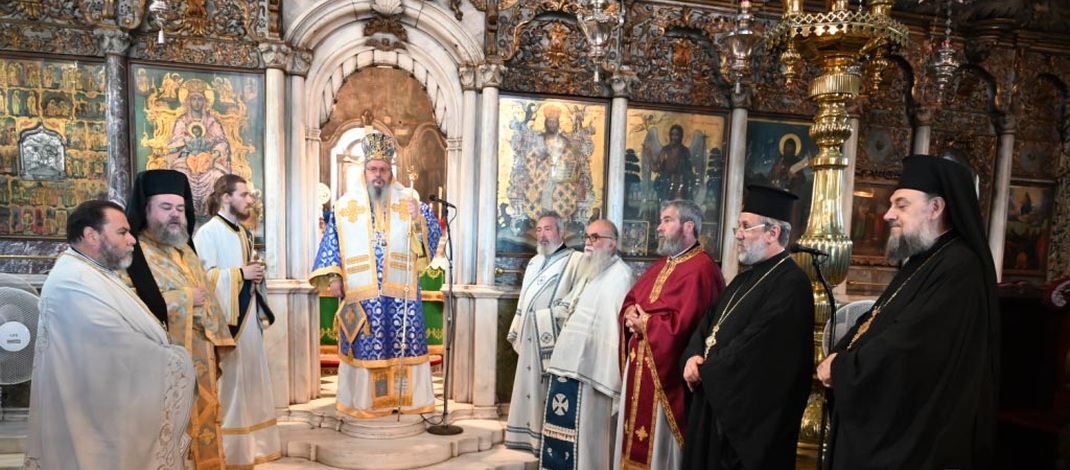 Ο Σεβασμιώτατος στην Μεγαλόχαρη της Τήνου.